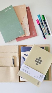 New tools for a new year ✨

Just unboxed these beautiful pieces from @co_creator_atelier and I’m genuinely so impressed. The folio, the layouts, the quality,everything feels considered.

I’ve personalised mine with hot foiling and filled it with my top three: the Creative Journal, Creative Brief, and the Projects planner (my absolute fave).

Already mapping out 2026 for calligraphy events and Space For Us retreats. Feeling ready. 🤍

Floryntina
Perth Calligrapher | Perth Engraver | Perth Bottle Painter | On site Events

/gifted
.
.
.
.
#calligraphy #livecalligraphy #hotfoilingdesign #bottlepainting #productpersonalisation #productpainting #perthcreatives #perthsmallbusiness #madeinperth #brandactivations #eventelevation #eventactivationperth #perthevents #eventsinperth #eventmanagerperth #eventorganiserperth #marketingperth #brandexperience #luxurybrandactivation #experientialmarketing #customerexperience #influencerevents #corporateeventsperth #luxuryeventsperth #perthbrands #perthmarketing #eventstylingperth #customisedexperience